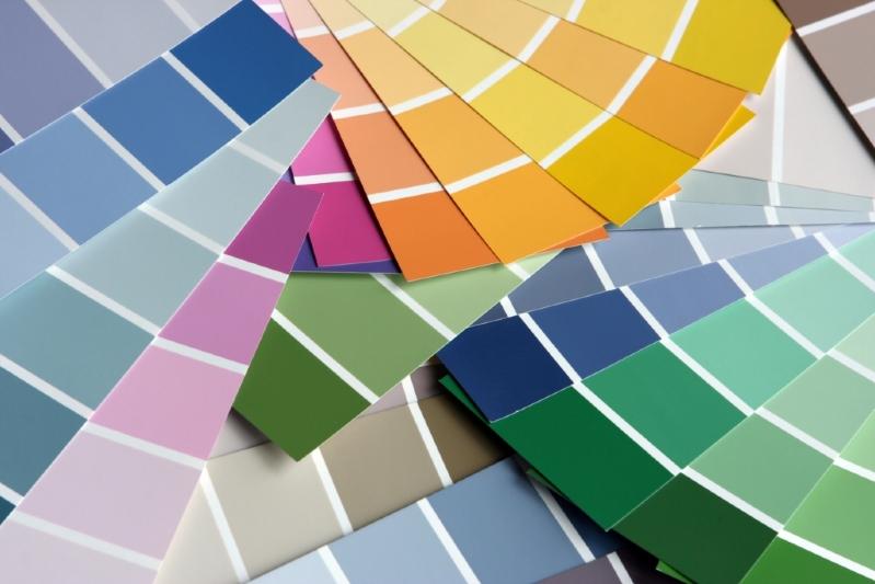 Tendências de Cores para a Coleção Primavera-Verão 2024/2025: Como Incorporá-las ao seu Closet Inteligente